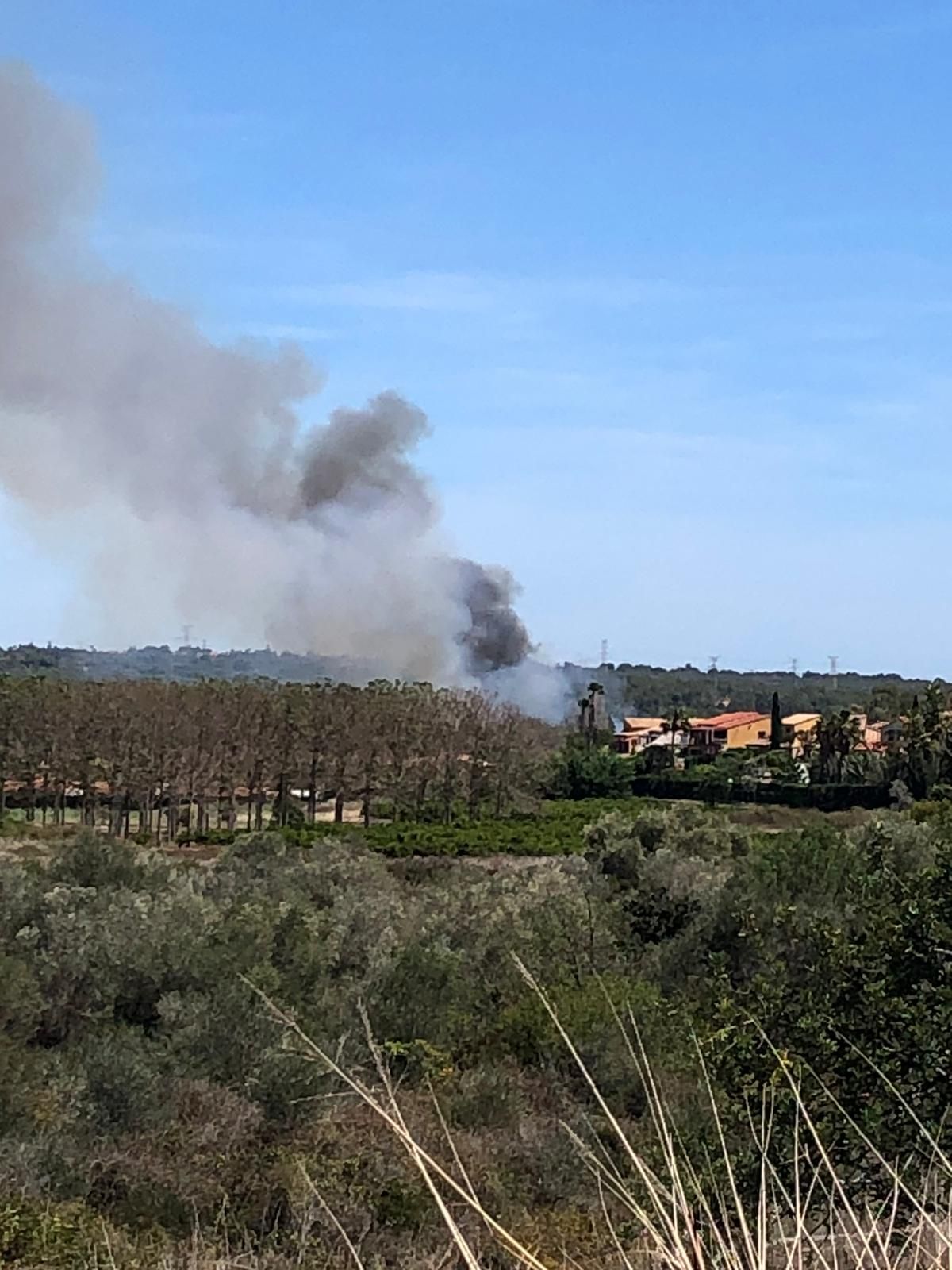 Un incendio amenaza la urbanización Masía de Traver en Riba-roja