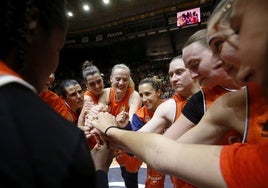 Las jugadoras del Valencia Basket celebran el pase a la final de la Liga Femenina.