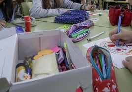 Unos niños en un taller sobre el uso de móviles.