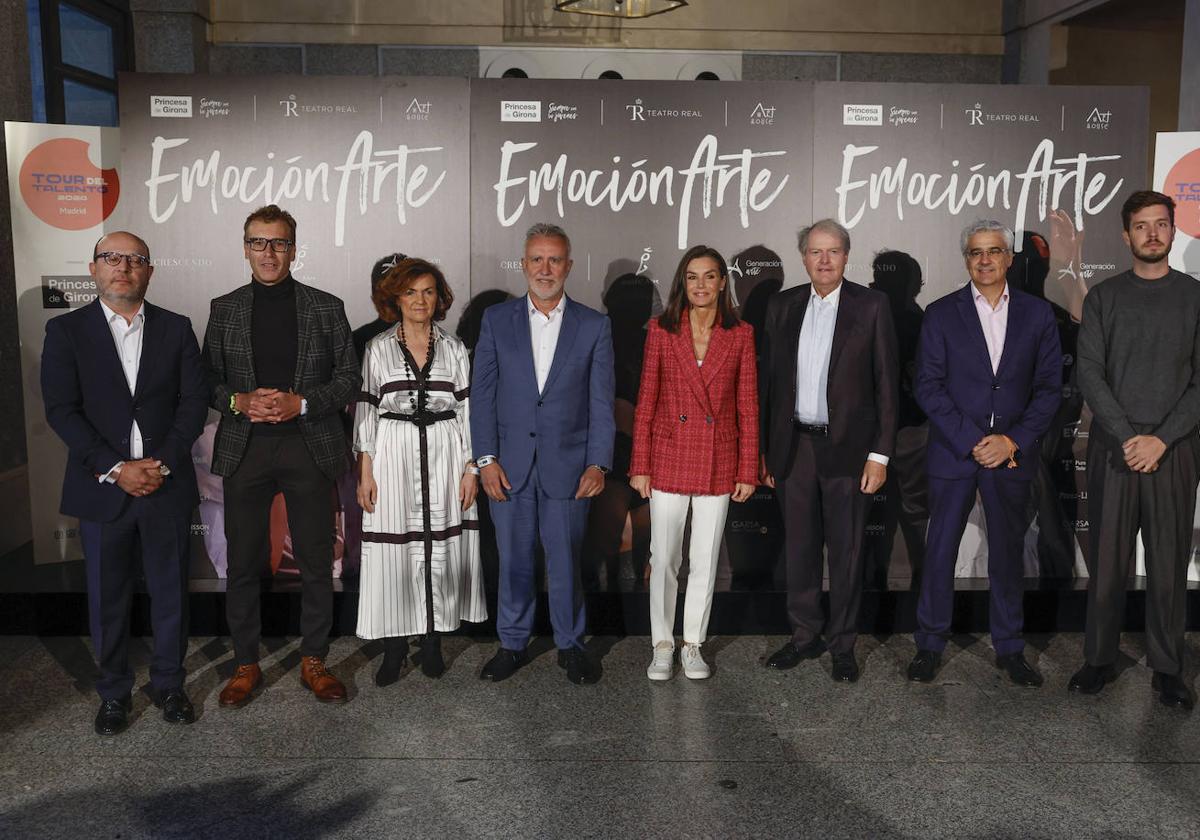 Letizia llega al Teatro Real en zapatillas por una nueva lesión en un pie