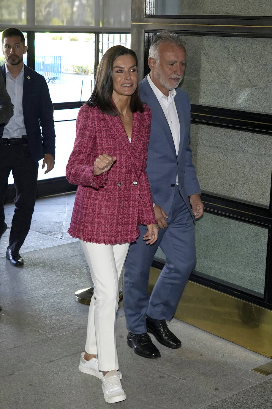 Letizia llega al Teatro Real en zapatillas por una nueva lesión en un pie