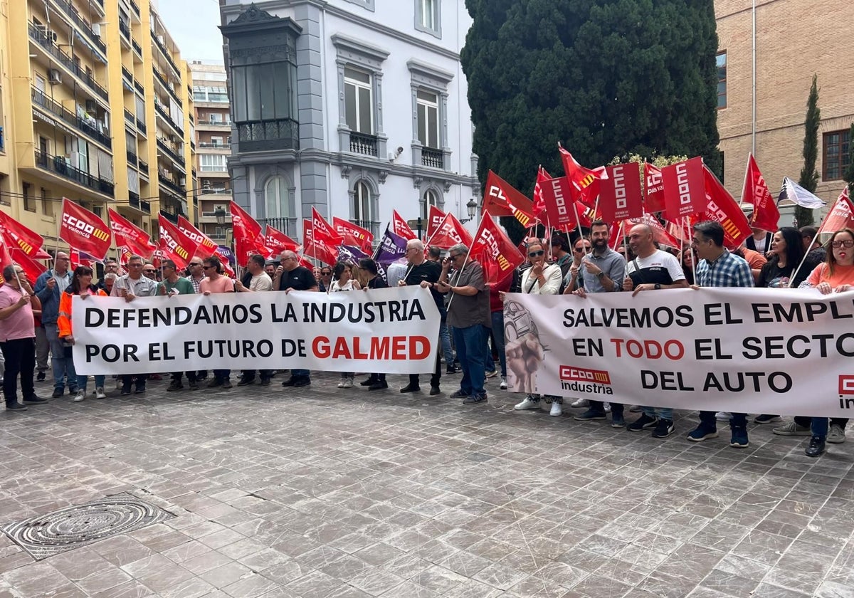 Trabajadores protestan frente a la sede de la CEV.