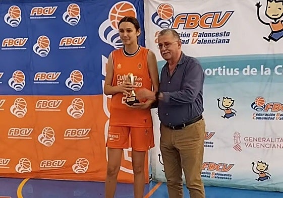 Anastasia Lishchuk recibe el trofeo de MVP de la mano de Salvador Fabregat, presidente de la FBCV.