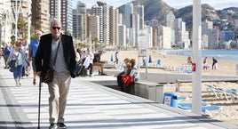 Un jubilado paseando en la playa.