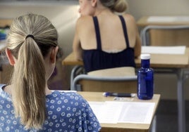 Aspirantes durante el primer examen de la oposición de 2022.