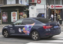 Un vehículo de transporte con conductor en Valencia.