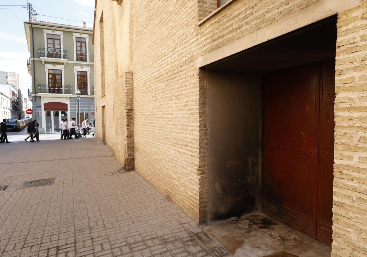 La puerta dañada por el incendio del pasado 6 de marzo, este martes.