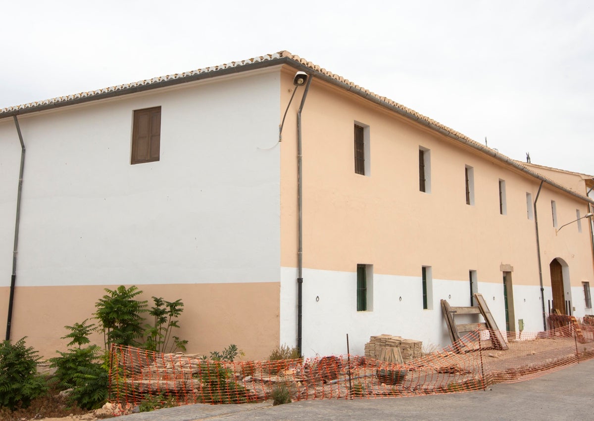 Imagen secundaria 1 - Edificio del antiguo depósito de aguas de San Antonio; debajo, aspecto actual de la masía de San Antonio, uno de los tres enclaves adonde se trasladó la antigua población de Benabéger; sobre estas líneas, otro de los enclaves: San Isidro, junto a Moncada. La antigua masía de Morodes.