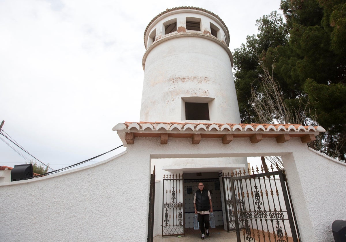 Imagen principal - Edificio del antiguo depósito de aguas de San Antonio; debajo, aspecto actual de la masía de San Antonio, uno de los tres enclaves adonde se trasladó la antigua población de Benabéger; sobre estas líneas, otro de los enclaves: San Isidro, junto a Moncada. La antigua masía de Morodes.