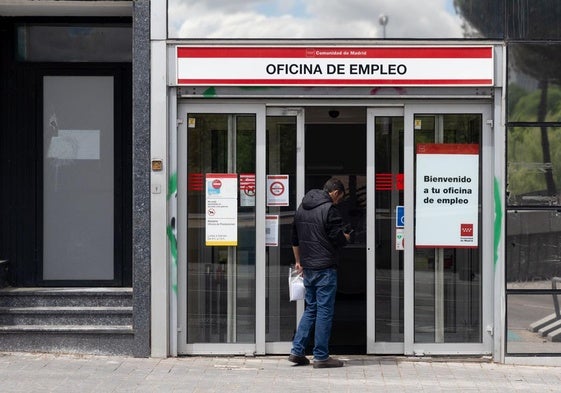 Una persona entra a una oficina del SEPE, en una imagen de archivo.