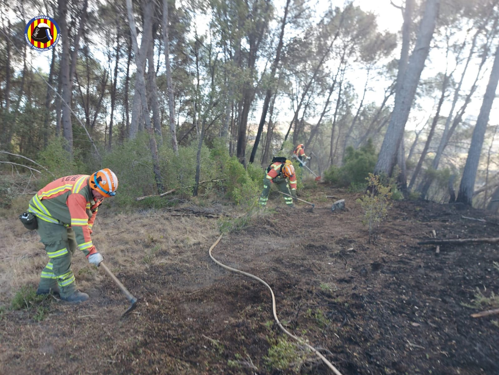 Los bomberos han estado trabajando en la extinción del fuego toda la madrugada.