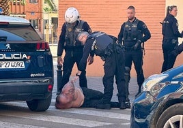 Varios policías junto al hombre reducido junto a un paso de peatones.