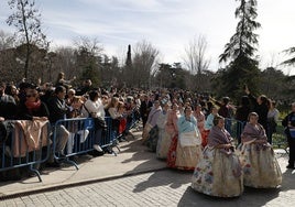 Falleras mayores de valencia y sus cortes, con la indumentaria oficial, en su visita a Madrid.