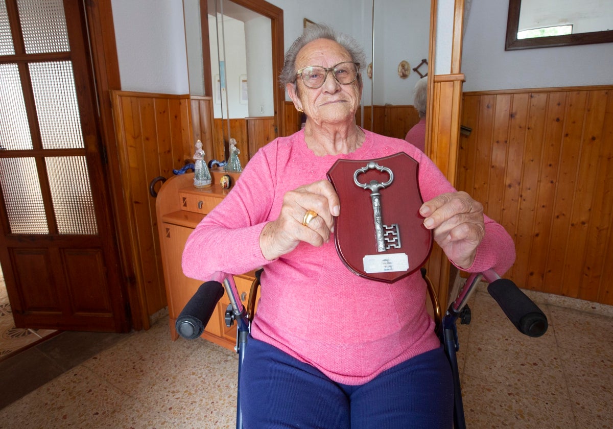 Carmen posa orgullosa con la llave de su antigua casa, donde hoy todavía reside.