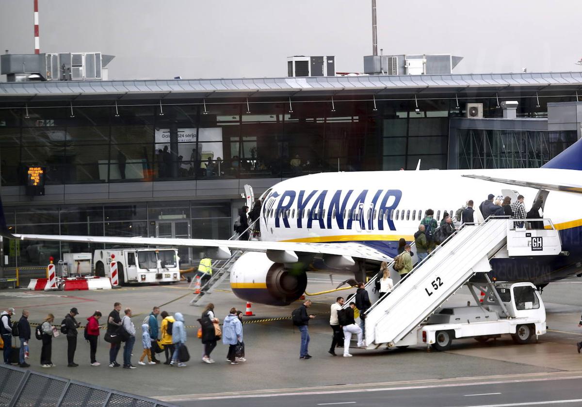 Pasajeros embarcando en un avión de Ryanair. Imagen de archivo.