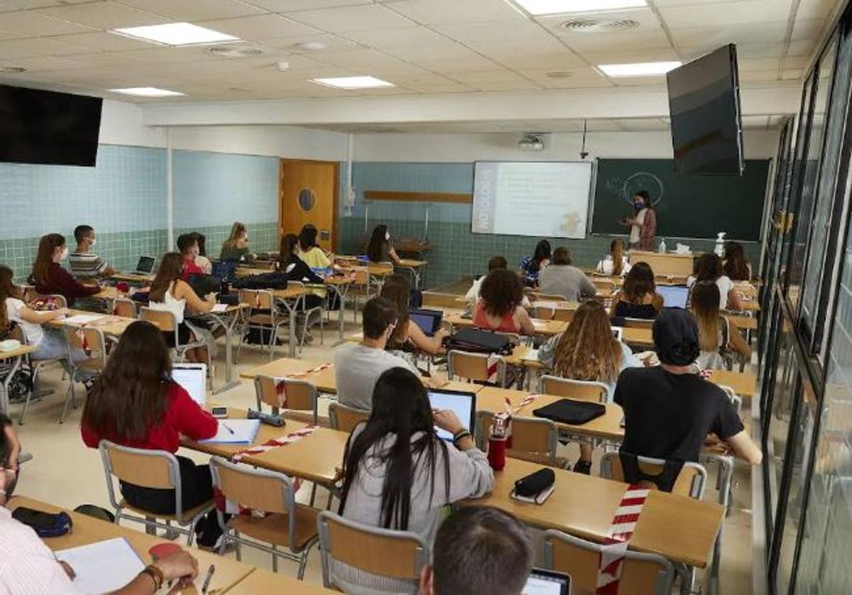 Un profesor en una clase, en una imagen de archivo.