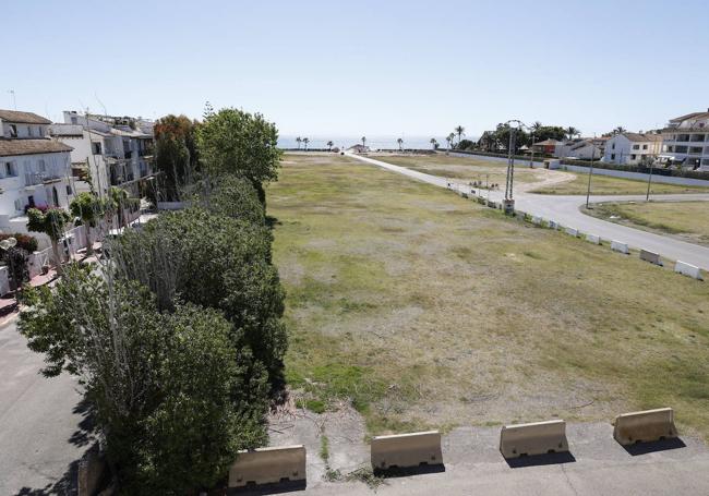 Descampado en terreno municipal donde se planteó un aparcamiento para autocaravanas ubicado junto a viviendas unifamiliares en la playa de El Puig.