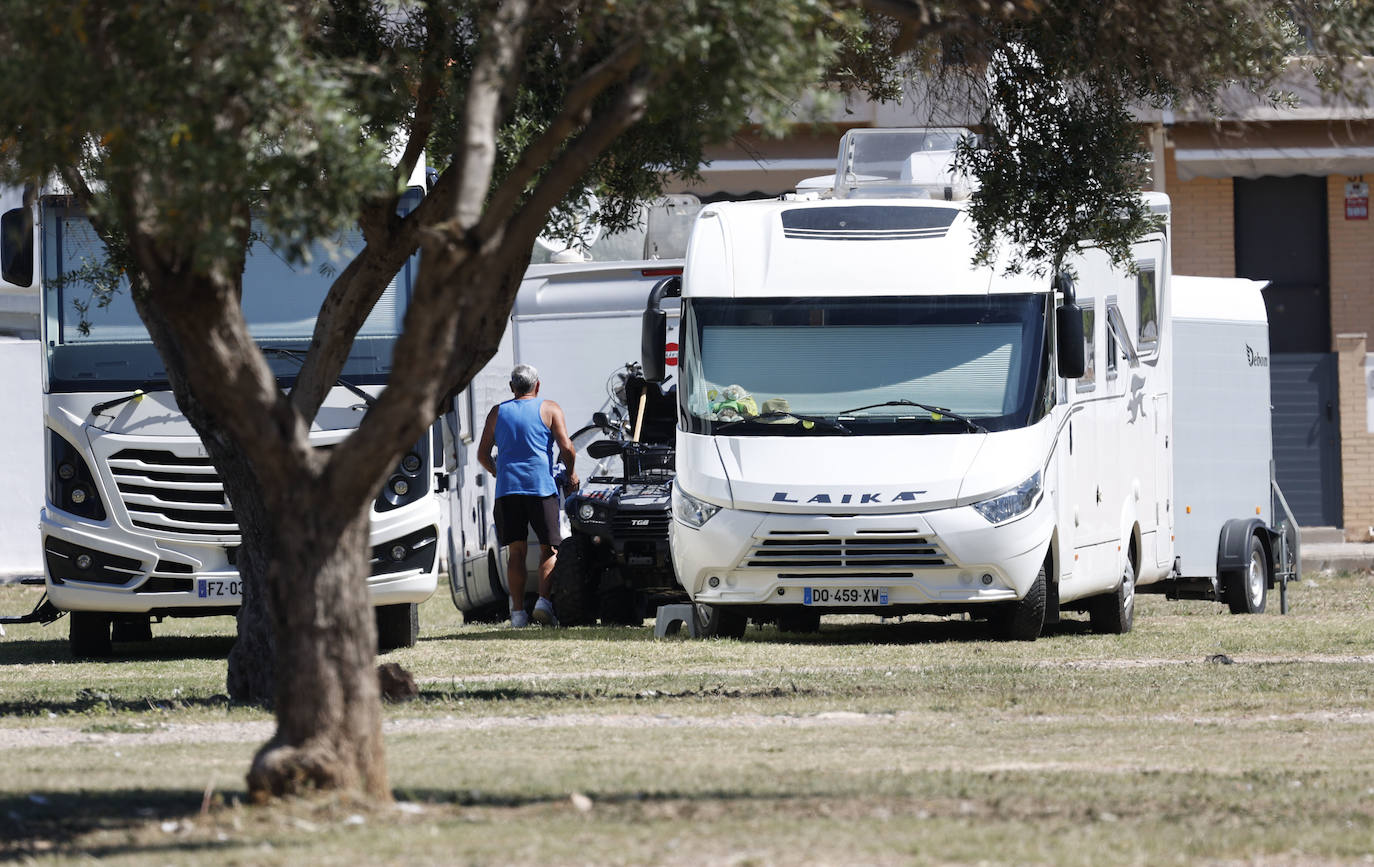 Autocaravanas estacionadas en un descampado en la playa de La Pobla de Farnals.