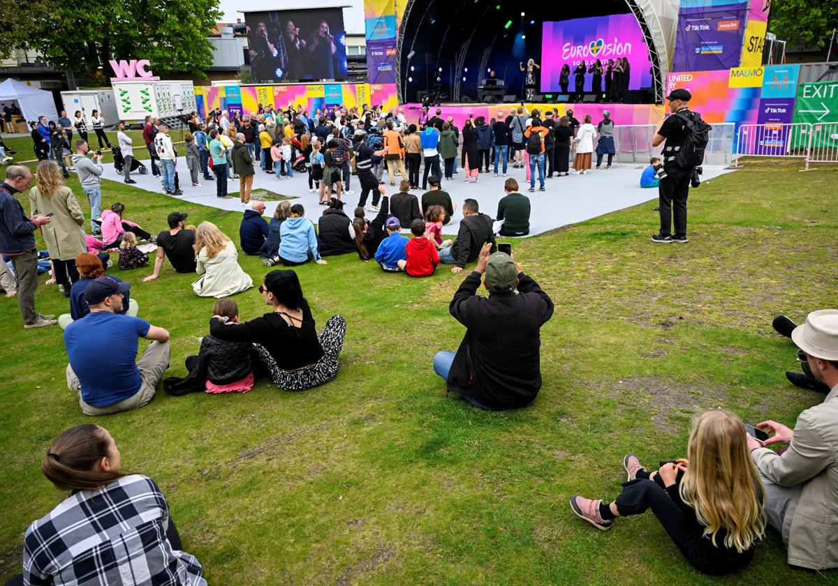 Los fans observan a la cantante de ópera sueca, Malena Ernman, actuar en el escenario del Eurovision Village.