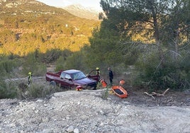 Efecctivos sanitarios, policiales y de bomberos en el lugar del accidente.