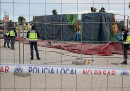 Policías inspeccionan el castillo hinchable tras el accidente en Mislata.