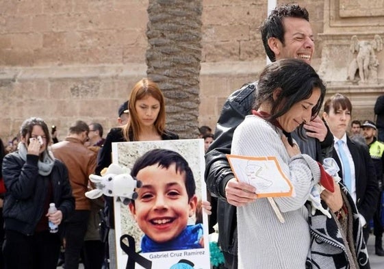 Patricia Ramírez y Ángel Cruz, padres de Gabriel Cruz, lloran ante la imagen del niño, tras el funeral celebrado el 13 de marzo de 2018.