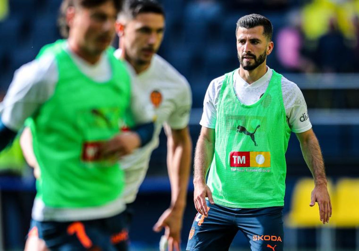 Gayà, en un entrenamiento con el Valencia.