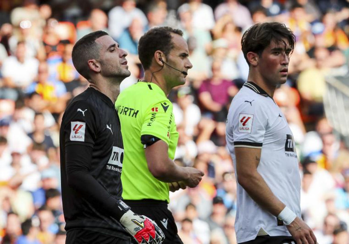 Jaume se retira tras lesionarse en el partido contra el Alavés.