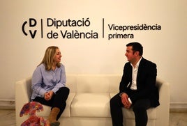 La vicepresidenta Natàlia Enguix y el presidente de Moros y Cristianos de Ontinyent.