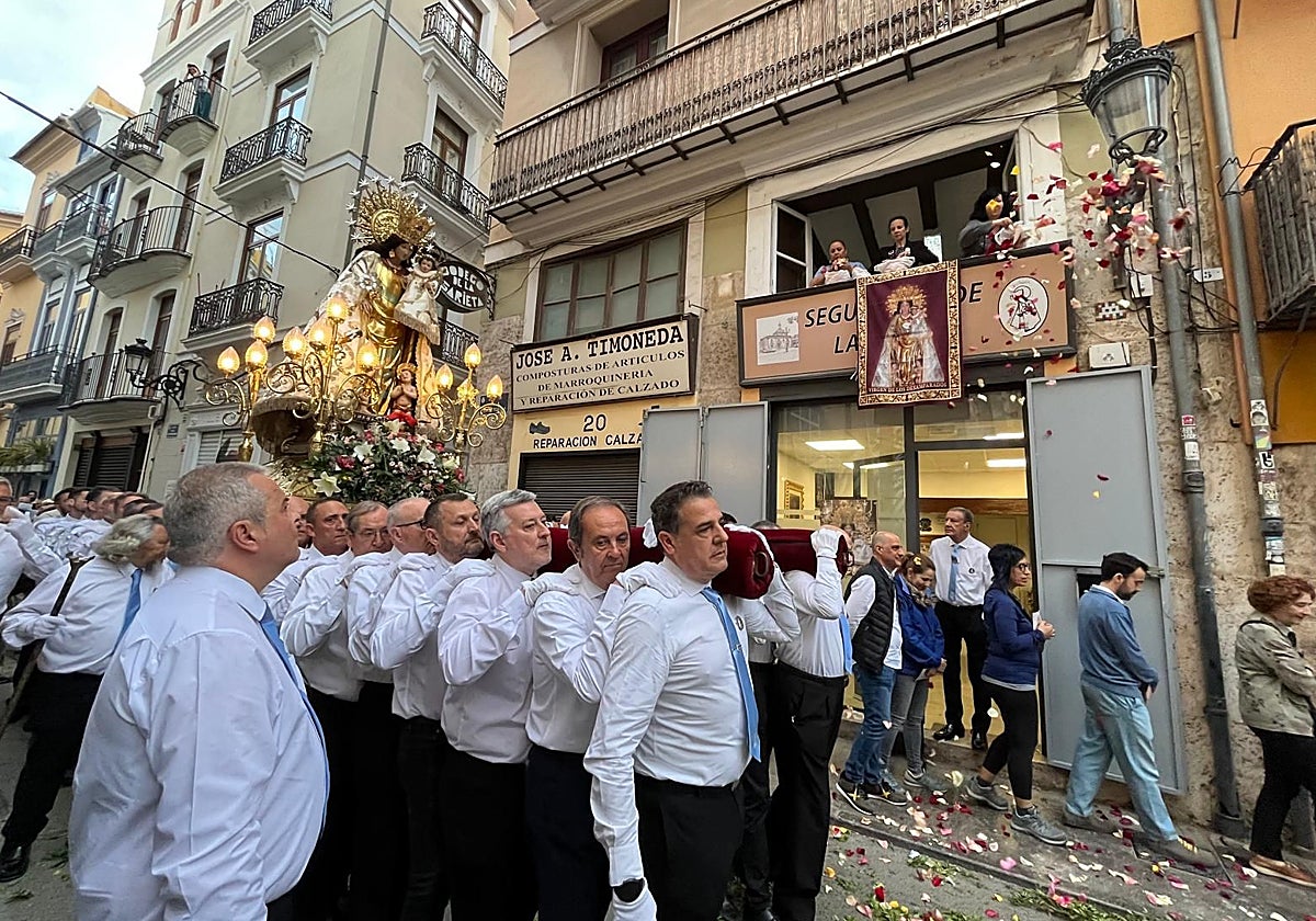 Seguidores de la Virgen, durante el rosario de la aurora.