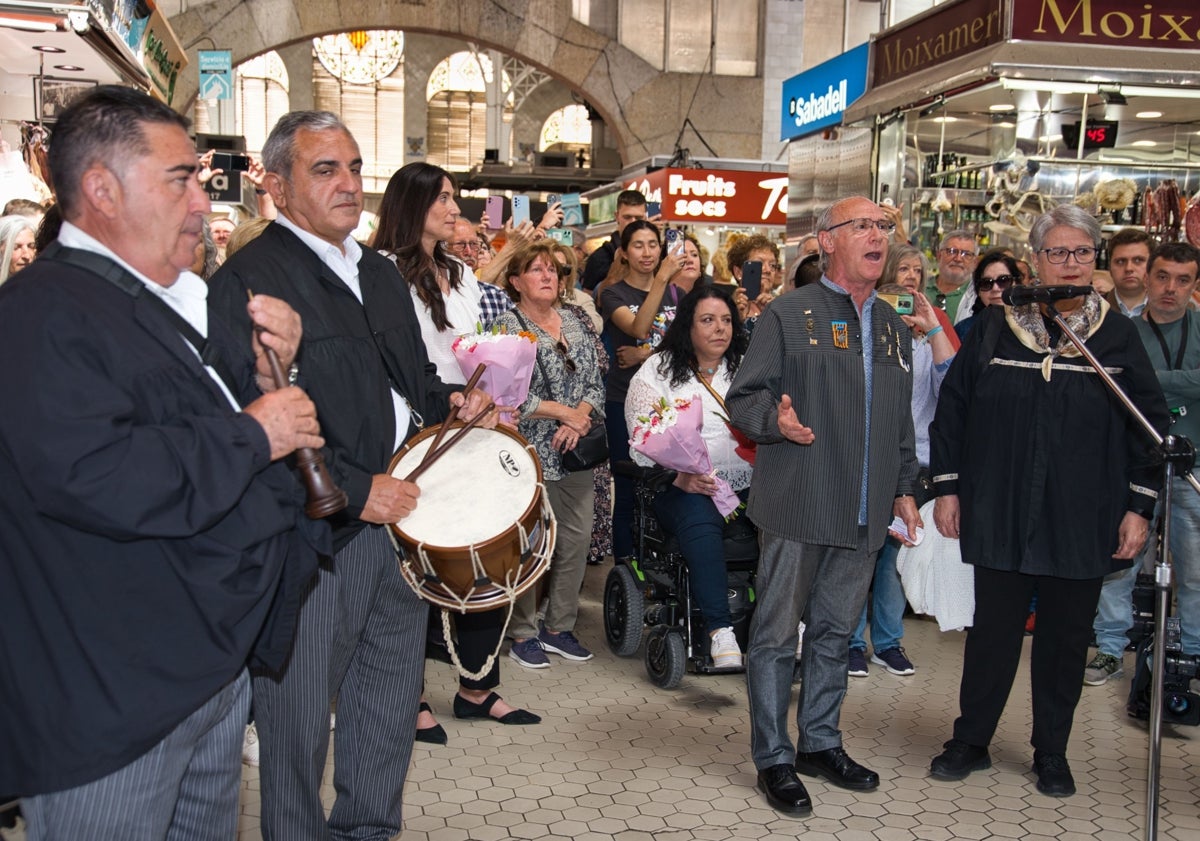 Imagen principal - Música y poesía en directo para la Virgen y público asistente al Mercado Central.