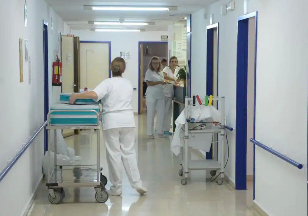 Tres enfermeras en el pasillo de un hospital.