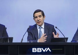 El presidente del BBVA, Carlos Torres, durante una rueda de prensa, en la CNMV.