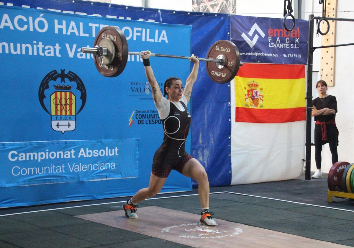 Cristina Flor realizando un levantamiento.