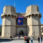 Un grupo de valencianistas cuelga una pancarta en las Torres de Serranos contra Catalá y Mazón