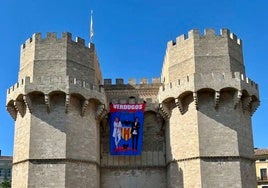 El cartel colgado de las Torres de Serranos.