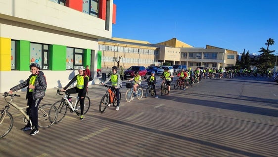 Alumnos en bicicleta para acudir al colegio.