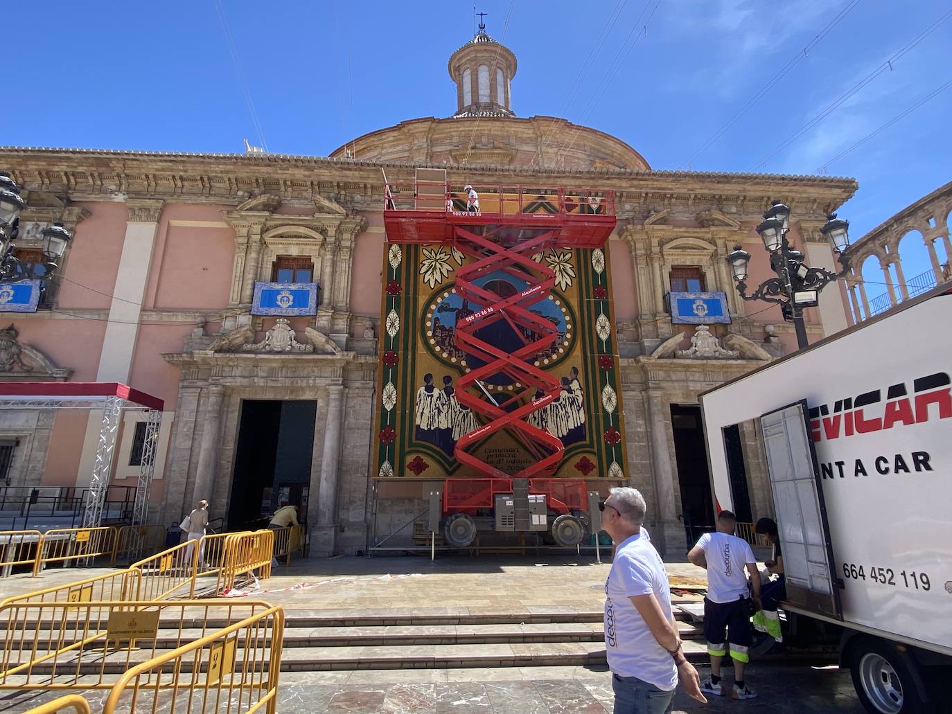 Fotos del montaje del tapiz de la Virgen de los Desamparados