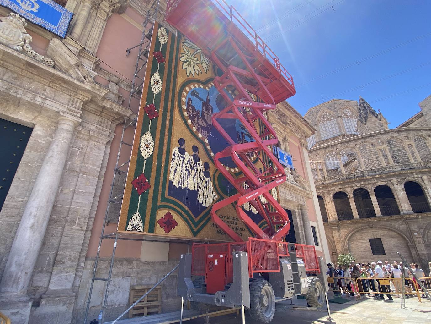 Fotos del montaje del tapiz de la Virgen de los Desamparados