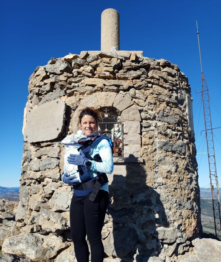 Imagen secundaria 2 - Belén, en el Penyagolosa, de 36 semanas; embarazada de seis meses de ruta por los Pirineos y en el primer cumple mes de Noa.