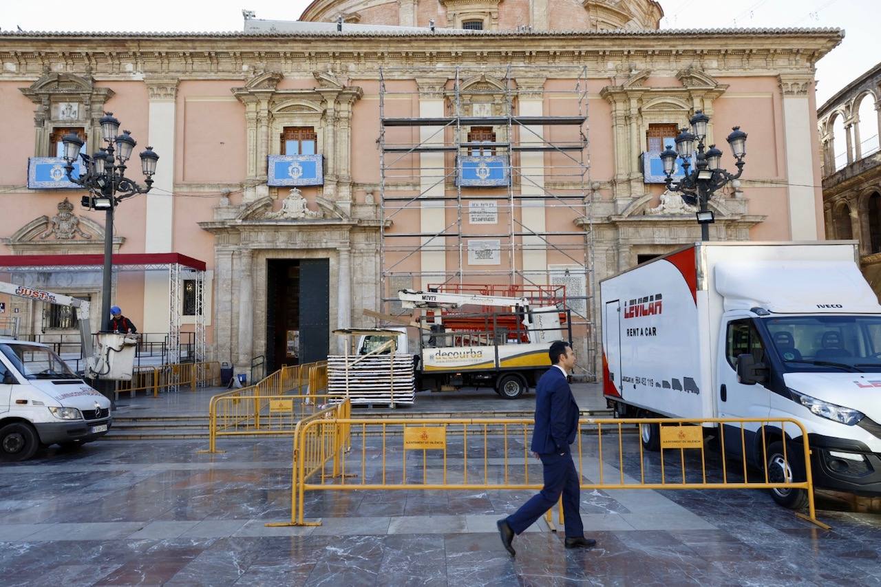 Fotos del montaje del tapiz de la Virgen de los Desamparados