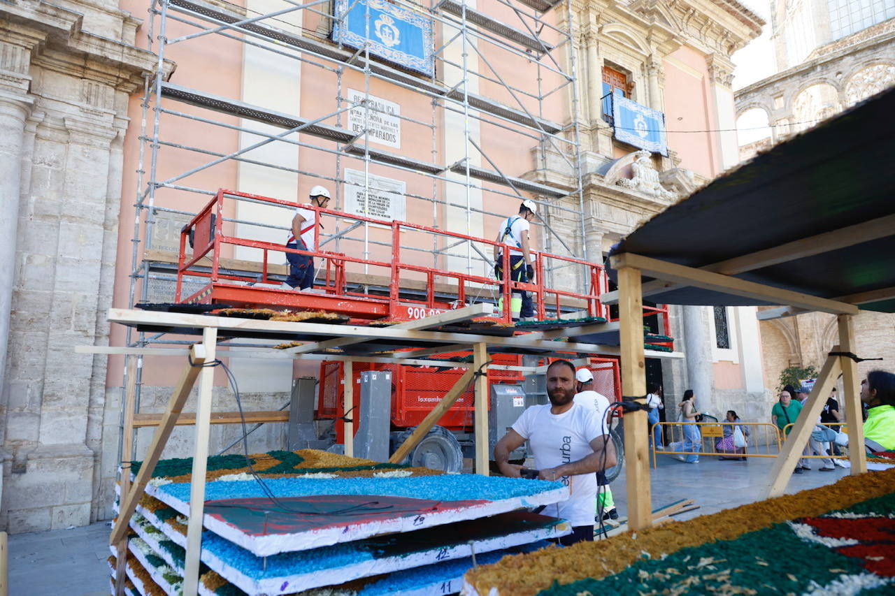 Fotos del montaje del tapiz de la Virgen de los Desamparados