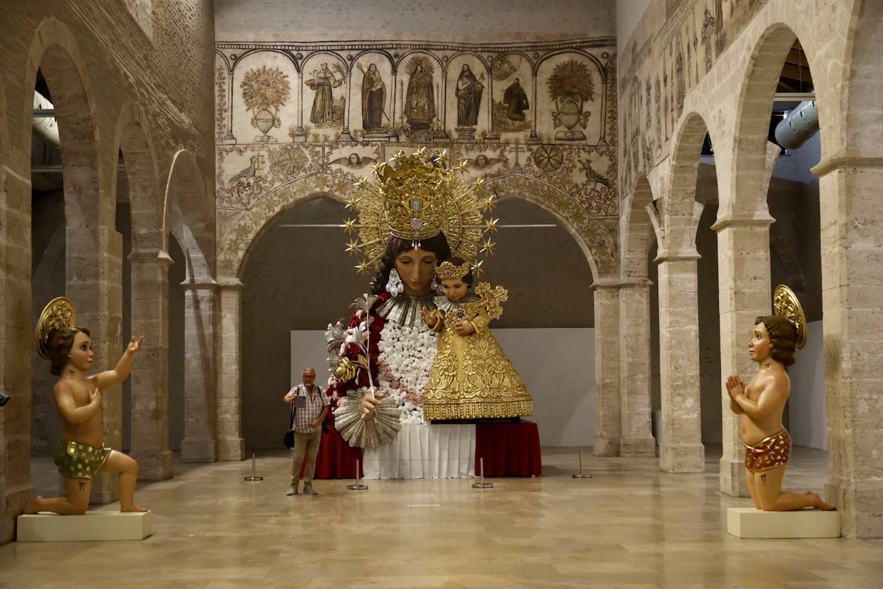 Fotos de la exposición que muestra el antes y después de la restauración del cadafal de la Virgen para la Ofrenda