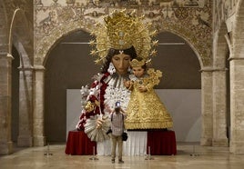 Fotos de la exposición que muestra el antes y después de la restauración del cadafal de la Virgen para la Ofrenda