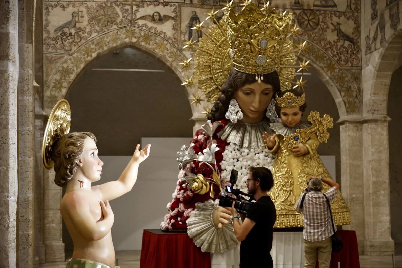 Fotos de la exposición que muestra el antes y después de la restauración del cadafal de la Virgen para la Ofrenda