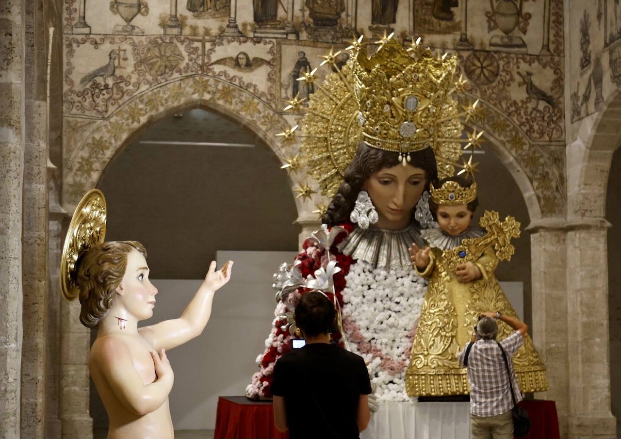 Fotos de la exposición que muestra el antes y después de la restauración del cadafal de la Virgen para la Ofrenda