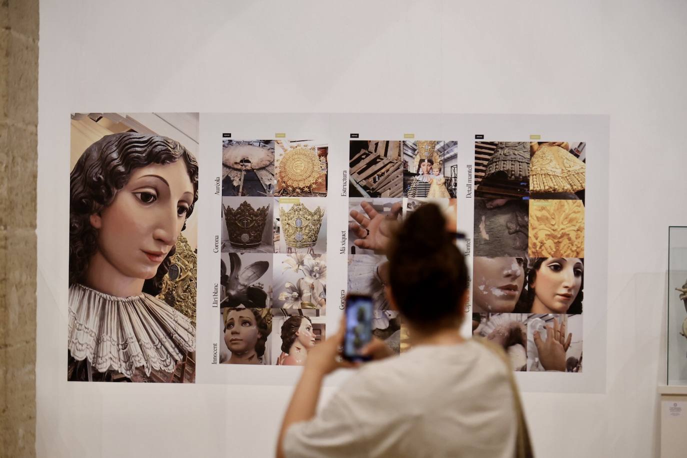 Fotos de la exposición que muestra el antes y después de la restauración del cadafal de la Virgen para la Ofrenda