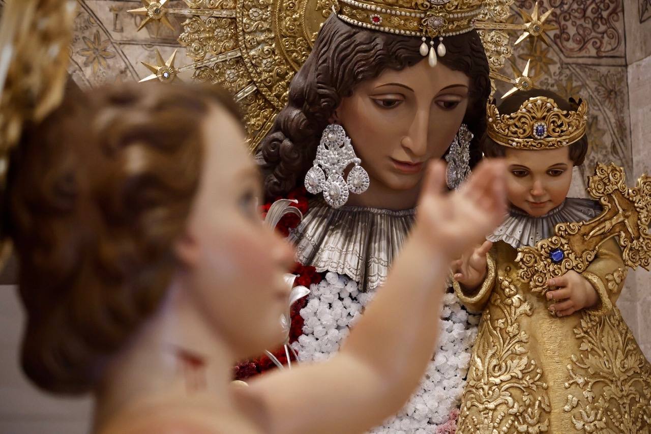 Fotos de la exposición que muestra el antes y después de la restauración del cadafal de la Virgen para la Ofrenda