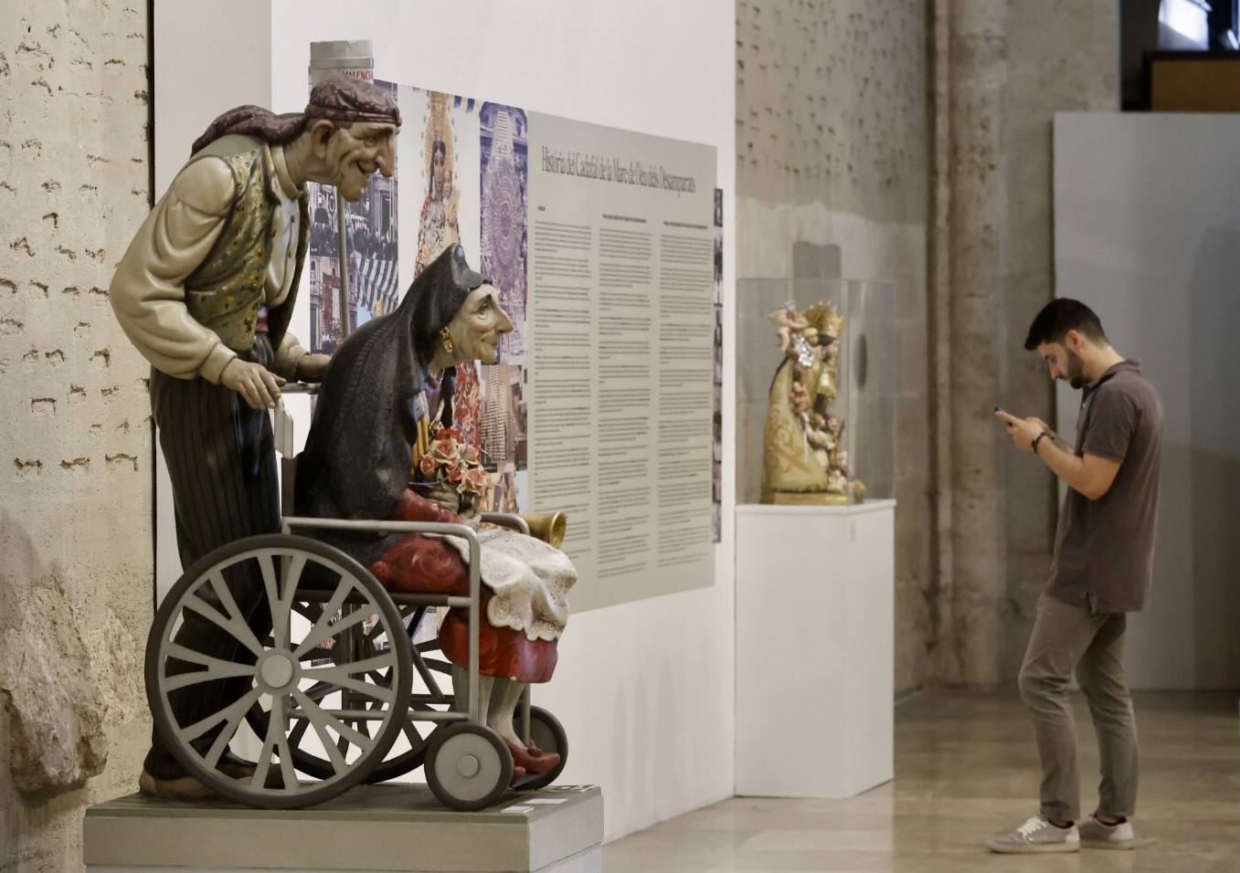 Fotos de la exposición que muestra el antes y después de la restauración del cadafal de la Virgen para la Ofrenda