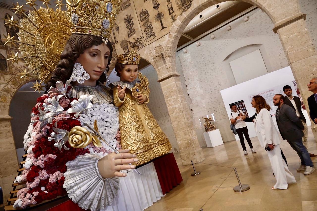 Fotos de la exposición que muestra el antes y después de la restauración del cadafal de la Virgen para la Ofrenda